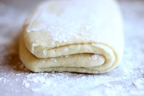 This quick'n easy pastry puff is the base for many sweet or savory recipes. You must try it! gardeninthekitchen.com