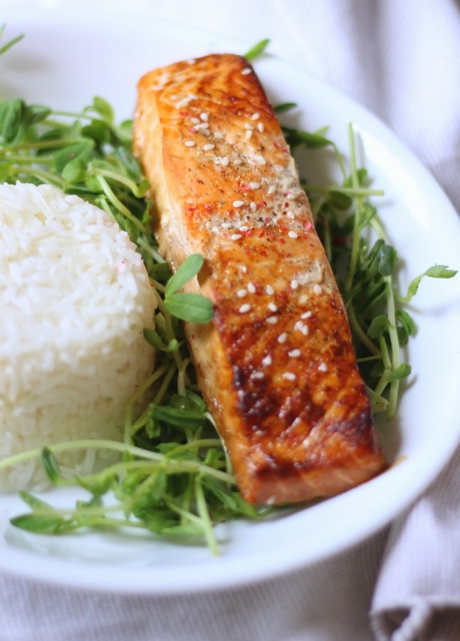 This easy sesame teriyaki salmon in foil is a great 30-minute meal for a busy week night. gardeninthekitchen.com