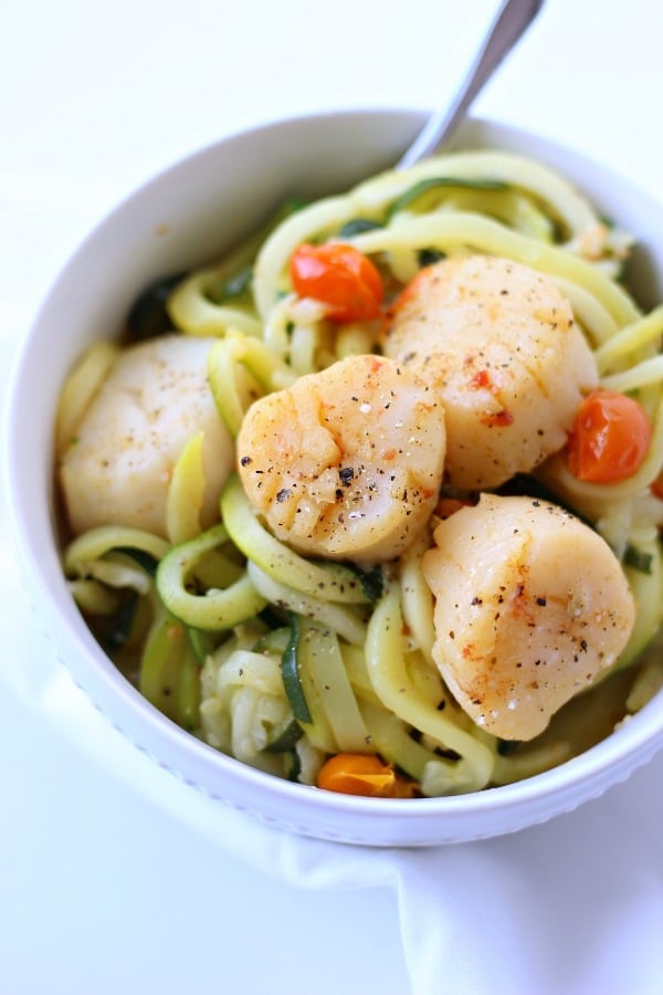 This Scallop Scampi with Zucchini Noodles is an incredibly flavorful, light and low-calorie one-pot easy meal for the whole family! gardeninthekitchen.com