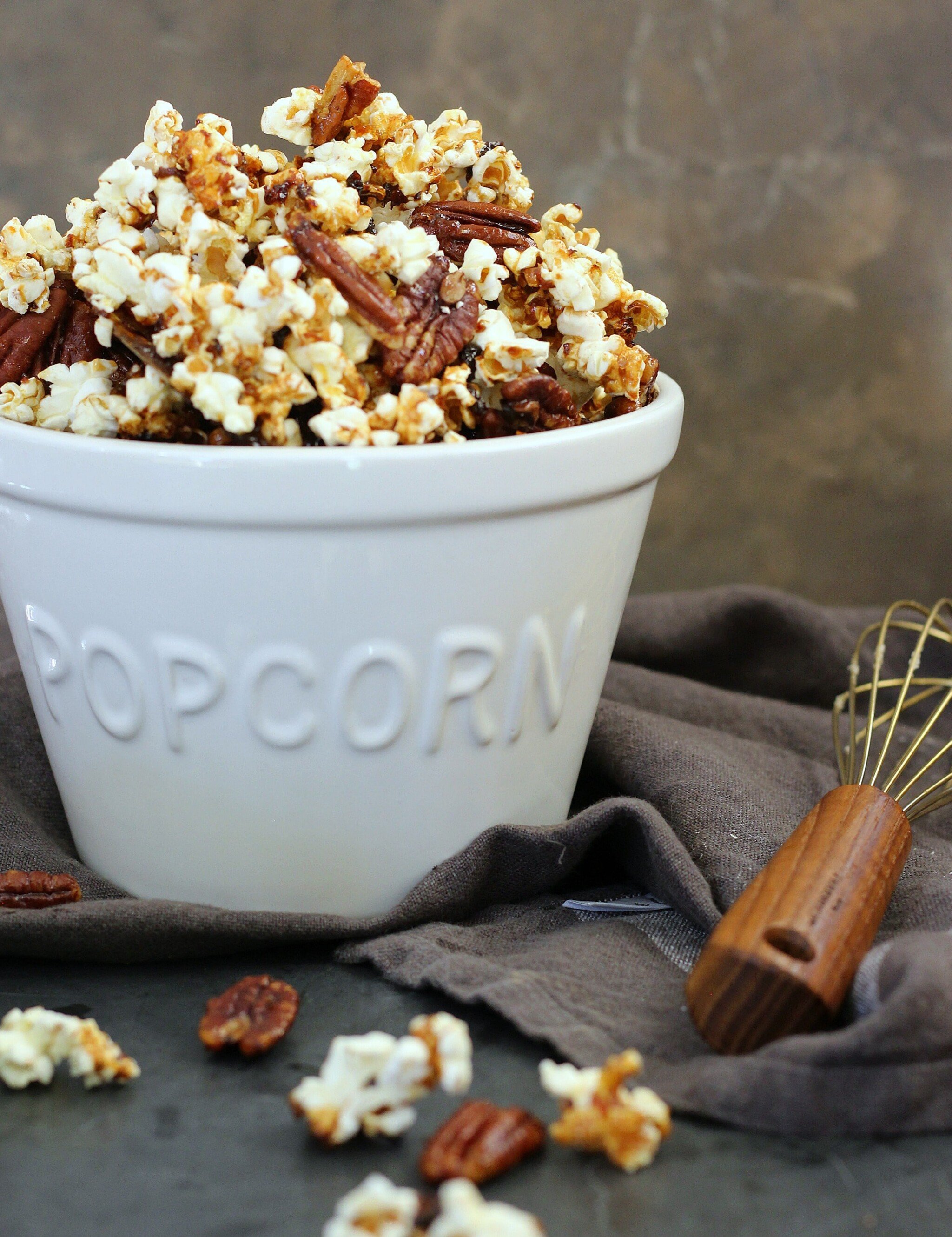 Deliciously Sweet and Salty Caramel Pecan Popcorn | gardeninthekitchen.com 