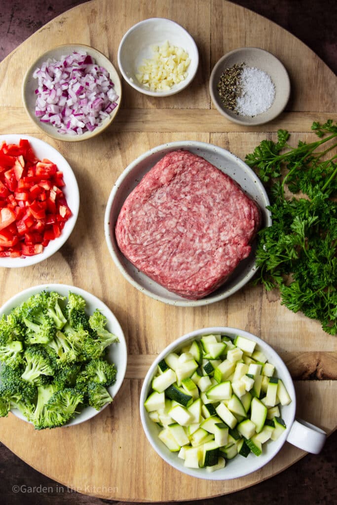 Ingredients for healthy low carb ground beef skillet, in bowls. 