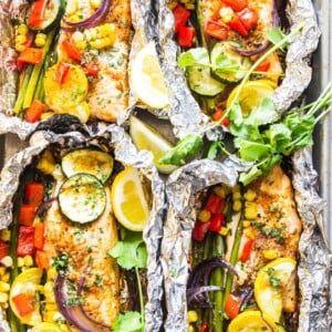 grilled salmon in foil with vegetables