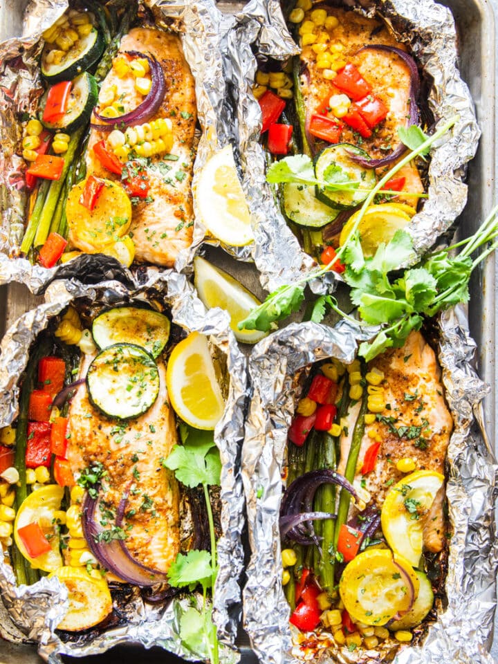 grilled salmon in foil with vegetables